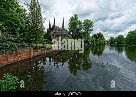 La Cathédrale de Lichfield, dédiée à St Chad et Saint Mary, est dans le Staffordshire, en Angleterre et est le seul Anglais médiéval cathédrale avec trois spires Banque D'Images