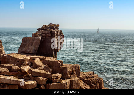 Seascape illustrant la Pulpit Rock à partir de la voie des carrières, une note de la voile entouré par le bleu du ciel et mer calme sur une belle journée d'été. Banque D'Images