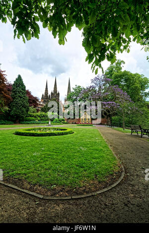 La Cathédrale de Lichfield, dédiée à St Chad et Saint Mary, est dans le Staffordshire, en Angleterre et est le seul Anglais médiéval cathédrale avec trois spires Banque D'Images