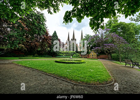 La Cathédrale de Lichfield, dédiée à St Chad et Saint Mary, est dans le Staffordshire, en Angleterre et est le seul Anglais médiéval cathédrale avec trois spires Banque D'Images