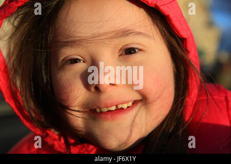 Portrait de petite fille en souriant à l'extérieur Banque D'Images