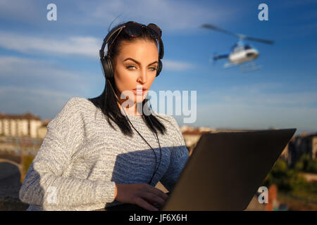 Tour en hélicoptère achat femme par ticket coffre outdoor Banque D'Images