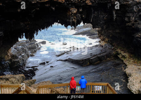 Personnes visitent la grotte de Admirals Arch sur Kangaroo Island, Australie du Sud. L'île est située dans l'état de l'Australie du Sud 112 km (70 mi) au sud-ouest o Banque D'Images
