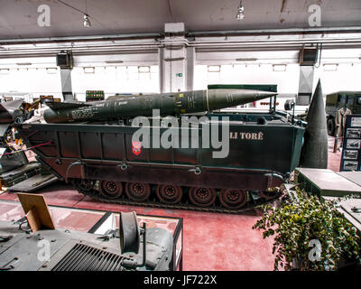 La fusée lance MGM-52, montée sur un lanceur automoteur M752, est un important atout militaire de la Guerre froide au musée des tirs à Brasschaat. Banque D'Images