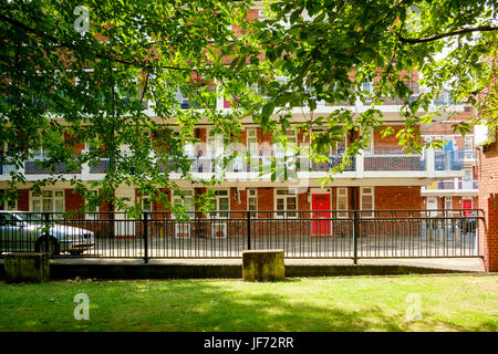 Maintenant avec beaucoup d'appartements occupés par leur propriétaire, immobilier St Olaves est un exemple de Southwark Council estate dans un premier London Localisation désactivée Tooley Street et clos Banque D'Images