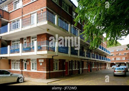 Maintenant avec beaucoup d'appartements occupés par leur propriétaire, immobilier St Olaves est un exemple de Southwark Council estate dans un premier London Localisation désactivée Tooley Street et clos Banque D'Images