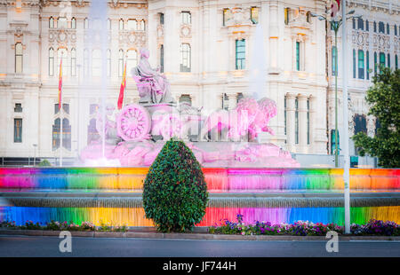 Fuente de la Cibeles iluminada con la bandera arociris. La World Pride 2017 de Madrid. España Banque D'Images