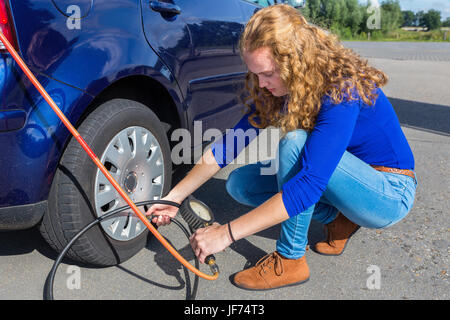 Contrôle de pression de l'air femme pneu de voiture Banque D'Images