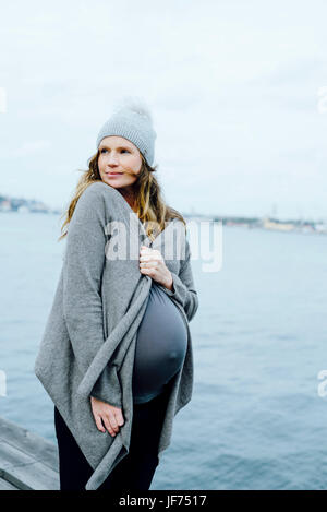 Femme enceinte à l'océan Banque D'Images