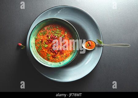 Soupe de haricots rouges dans un bol avec cuillère Banque D'Images