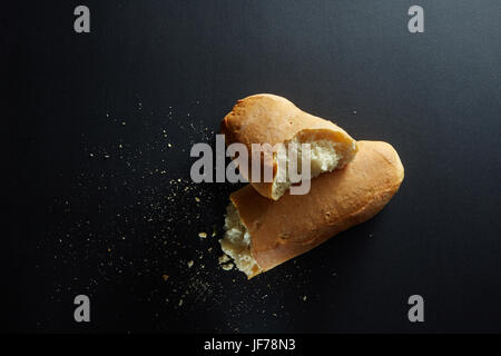 Fresh baked bread loaf broken Banque D'Images