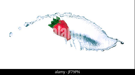 Fraise rouge et l'eau qui coule sur fond blanc. Isolé avec clipping path Banque D'Images