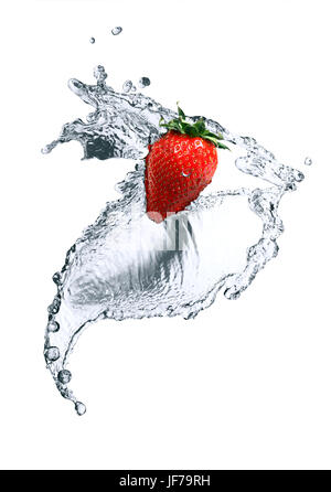 L'eau qui coule à l'intérieur de fraises rouge sur fond blanc Banque D'Images