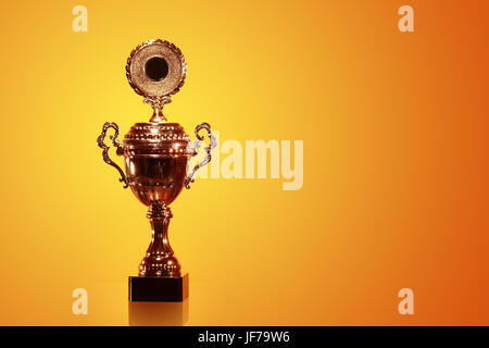 Trophée d'or de haut sur fond orange avec de l'espace libre pour le texte Banque D'Images