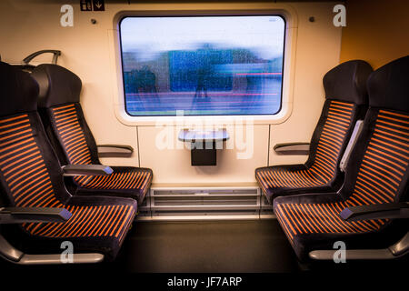 À l'intérieur du train moderne en regardant par la fenêtre Banque D'Images