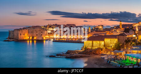 Croatie Dubrovnik Croatie côte Dalmate vue sur la vieille ville de Dubrovnik ville illuminée murs vieux port et le port sunset nuit Dubrovnik Croatie Europe Banque D'Images