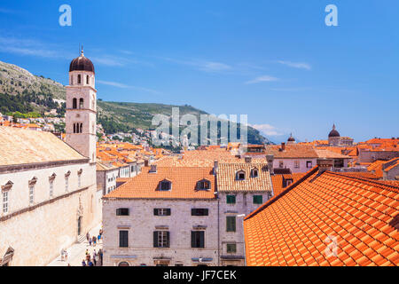 Croatie Dubrovnik Croatie Dalmatie Dubrovnik Old Town Dubrovnik les toits de tuiles rouges vieilles maisons ciel bleu la vieille ville de Dubrovnik Croatie Europe Banque D'Images