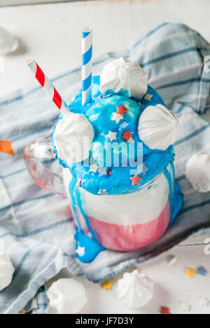 Gâteries pour maison de vacances le jour de l'indépendance, le 4 juillet. Lait frappé fait maison, crazy agiter avec de la glace, en couleurs traditionnelles - bleu, rouge, blanc, décoré avec Banque D'Images