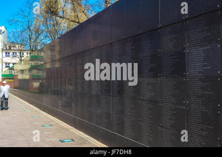 Pologne, Varsovie: Mur commémoratif avec les noms de milliers d'insurgés qui ont été tués pendant l'insurrection. Banque D'Images