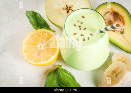 Alimentation saine. Petit-déjeuner diététique ou snack. Les smoothies verts de yaourts, avocat, banane, pomme de terre, les épinards et le citron. Sur le béton blanc table en pierre, avec Banque D'Images