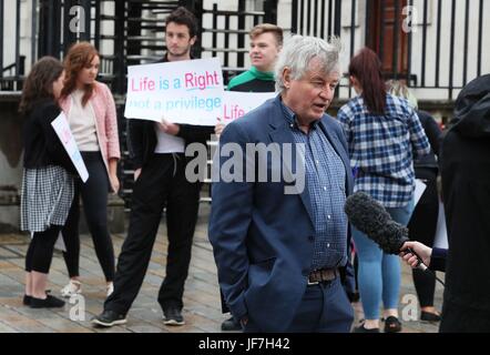 Les Allamby, commissaire en chef de la Commission des droits de l'Irlande du Nord, parle aux médias en dehors de la Royal Courts of Justice, Belfast, où la Cour d'appel a accueilli un appel contre une décision du tribunal inférieur que la législation sur l'avortement était incompatible avec la Loi sur les droits de l'homme. Banque D'Images