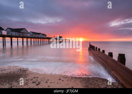 Southwold Pier au lever du soleil, Suffolk, UK Banque D'Images