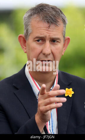 La DUP est Edwin Poots parle aux médias de Stormont, à Belfast, en tant qu'une réunion planifiée du Stormont Assemblée générale a été reportée au milieu d'intenses négociations de dernière minute pour restaurer d'aujourd'hui partage avant 4 heures de l'échéance. Banque D'Images