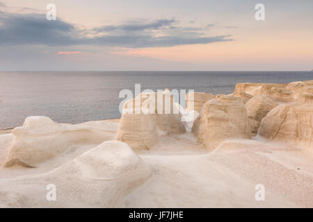 Formations de roche volcanique sur plage de Sarakiniko sur l'île de Milos, en Grèce. Banque D'Images