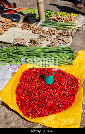 Une pléthore de Chili's, les haricots verts, le gingembre, les oignons et de chaux pour vendre au marché principal de Maumere, Indonésie. Banque D'Images