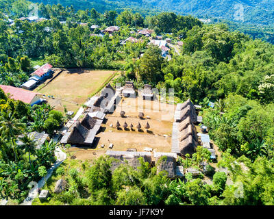 Une vue aérienne d'un village traditionnel près de la ville de Bajawa sur l'île de Nusa Tenggara en Indonésie. Banque D'Images