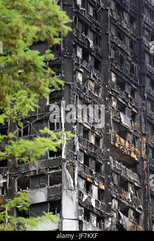 Tour de Grenfell grillee shell et hommages aux morts Banque D'Images