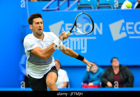 Novak Djokovic (Serbie) en jouant son premier match sur le court central à Devonshire Park, Eastbourne, au cours de l'International Aegon 2017 Banque D'Images