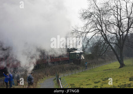 The Flying Scotsman tirant de Grosmont sur le North Yorkshire Moors Railway, England, UK £4,2 millions après sa restauration. Banque D'Images