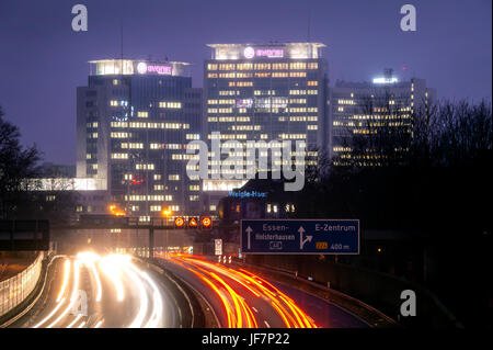 Essen city panorama avec l'autoroute A40 et les bâtiments d'Evonik, Essen, Rhénanie du Nord-Westphalie, Allemagne, Europe, Essener Stadtansicht mit der au Banque D'Images