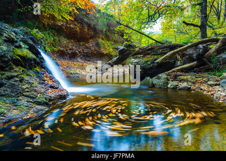 Cascade dans une rivière source. Banque D'Images