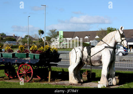 Statue d'un cheval et panier à Stornoway Banque D'Images