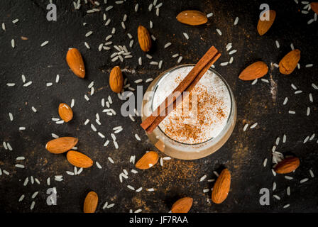 Boisson traditionnelle mexicaine - Café Latte Horchata Horchata, mélangé avec un cocktail d'amandes, de riz la vanille et la cannelle. Sur une table en béton noir, w Banque D'Images