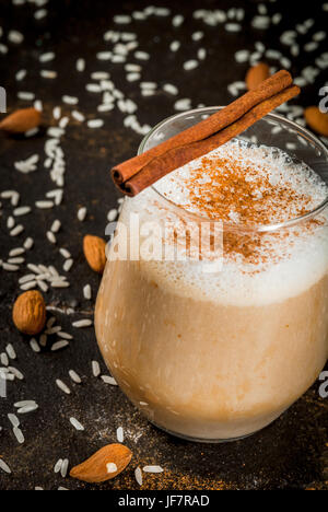 Boisson traditionnelle mexicaine - Café Latte Horchata Horchata, mélangé avec un cocktail d'amandes, de riz la vanille et la cannelle. Sur une table en béton noir, w Banque D'Images