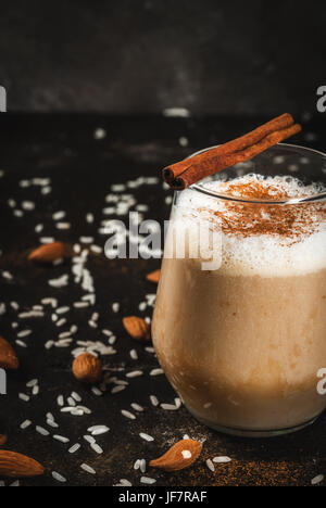 Boisson traditionnelle mexicaine - Café Latte Horchata Horchata, mélangé avec un cocktail d'amandes, de riz, de vanille et de cannelle. Sur une table en béton noir, w Banque D'Images