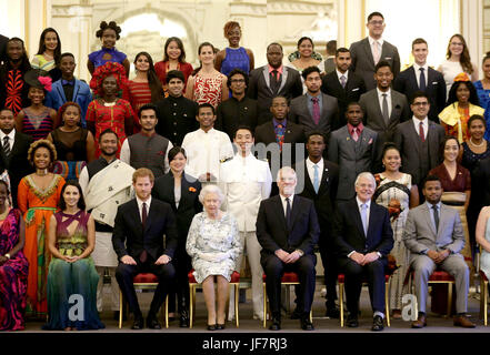 La reine Elizabeth II (au centre) accompagné par le prince Harry (au centre, à gauche), avec le duc d'York (première rangée, troisième à droite) et de l'ancien premier ministre John Major (première rangée, deuxième à droite), posent pour une photo de groupe au palais de Buckingham à Londres, au cours de la remise des Prix des Jeunes Leaders de la Reine. Banque D'Images