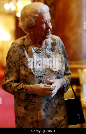 La reine Elizabeth II reçoit les clients au cours d'une réception au palais de Buckingham à Londres, à la suite de la remise des Prix des Jeunes Leaders de la Reine. Banque D'Images