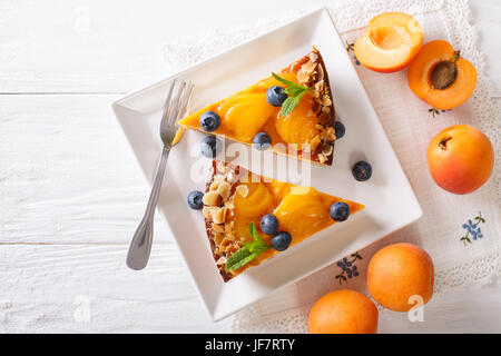 Cheesecake abricot myrtille avec gros plan sur une plaque horizontale vue du dessus. Banque D'Images