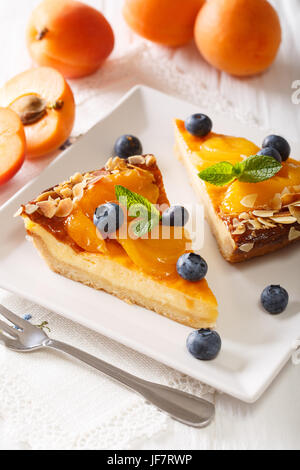 Tarte aux abricots avec les bleuets et les noix sur une plaque verticale. Banque D'Images