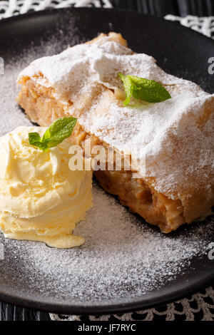 Traditionnel autrichien strudel aux pommes avec de la crème glacée à la menthe et gros plan sur une plaque verticale. Banque D'Images