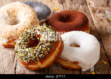 Les beignes glacés avec graines de tournesol et coquelicots close-up sur la table horizontale. Banque D'Images