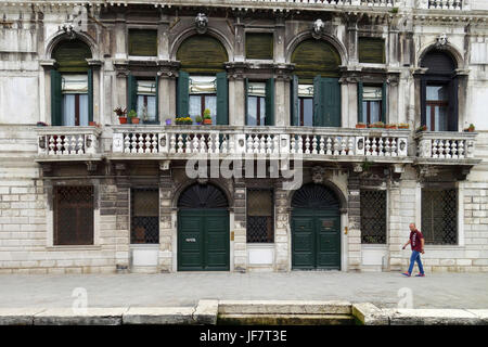 Portée de l'extérieur d'un bâtiment le long du Grand Canal, Venise, Italie Banque D'Images