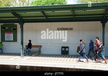 Vienne, AUTRICHE - avril 30th, 2017 : balades et les passagers en attente d'un train dans le métro ou l'arrêt de tramway Palais de Schonbrunn Banque D'Images