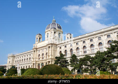 Vienne, AUTRICHE - avril 29th, 2017 : Belle vue sur célèbre Naturhistorisches Museum Natural History Museum et parc de sculpture, comme vu à partir de la Maria-Theresien-Platz Banque D'Images