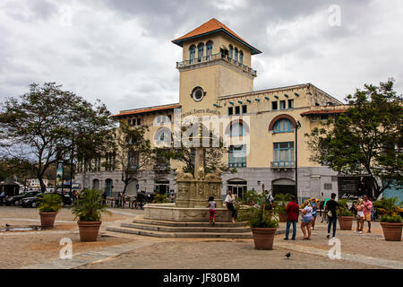 Le TERMINAL DE SAN FRANCISCO DE LA SIERRA MAESTRA, au bord de l'eau dans Vieja Habana - LA HAVANE, CUBA Banque D'Images