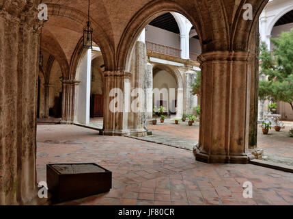 Cour intérieure dans le Museo de la CATEDRAL DE SAN CRISTOBAL DE LA HABANA - LA HAVANE, CUBA Banque D'Images